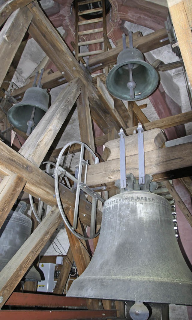 Im Glockenraum ist es eng. Um nach obe...e Leiter und durch eine Luke steigen.   | Foto: Max Schuler