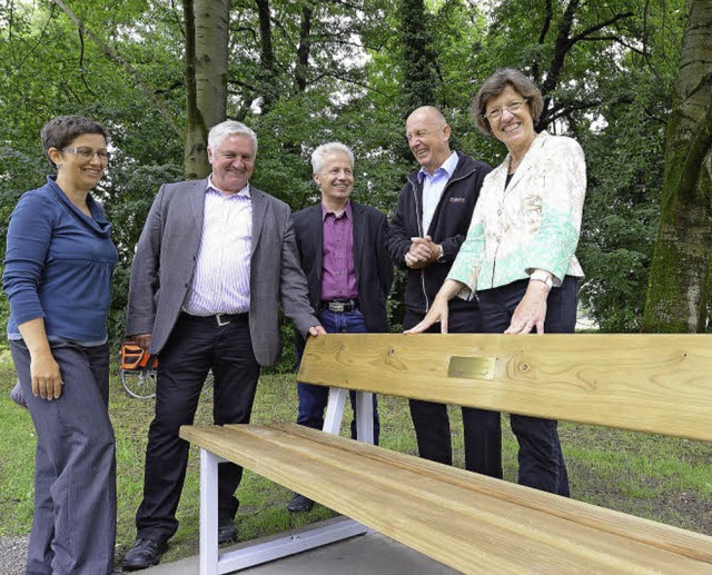 Freuen sich ber die neue Bank am Dorf...upp, Hubert Nixdorf und Gerda Stuchlik  | Foto: Rita Eggstein