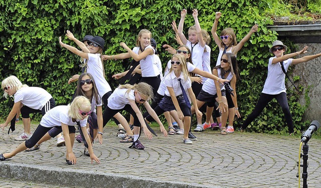 Jeder braucht einmal jemanden: Ziemlic...ommerfest an der Grundschule Fahrnau.   | Foto: Privat