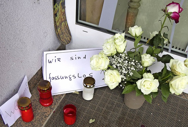 Blumen und Kerzen wurden von Unbekannt...d &#8222;Wir sind fassungslos&#8220;.   | Foto: Daniel Fleig