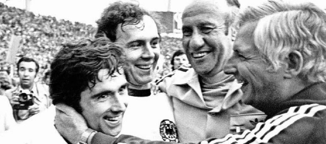 Gerd Mller, Franz Beckenbauer, Bundes... freuen sich ber den Titel von 1974.   | Foto: dpa