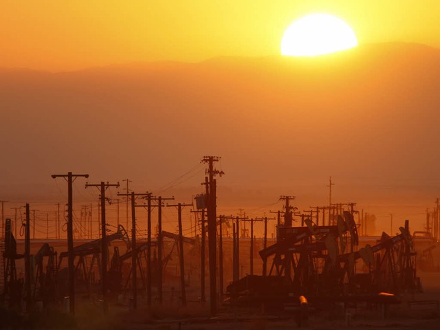 Die Zukunft der Energieversorgung? Fra... einem kalifornischen Gas- und lfeld   | Foto: afp