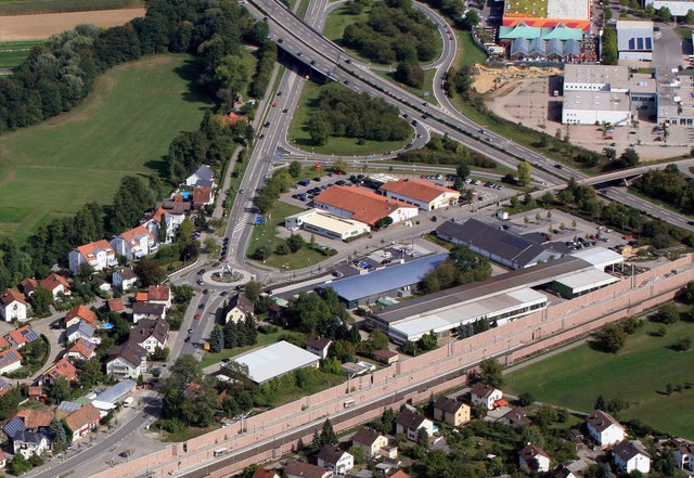 Den Kfz-Betrieb (kleineres rotes Dach)...s durch eine seiner Filialen ersetzen.  | Foto: Erich Meyer