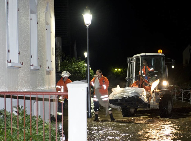 Feuerwehrmnner holen am  in Appenweie...tenau fr berflutete Kellger gesorgt.  | Foto: dpa