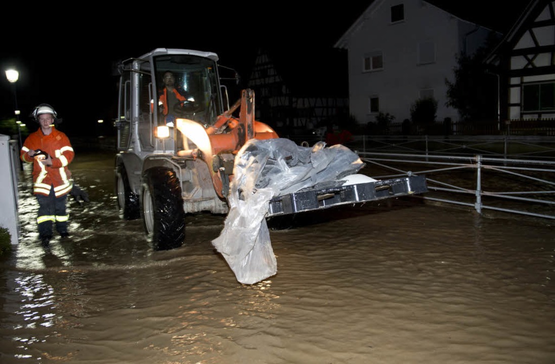 Feuerwehrmänner holen am  in Appenweie...tenau für überflutete Kellger gesorgt.  | Foto: dpa