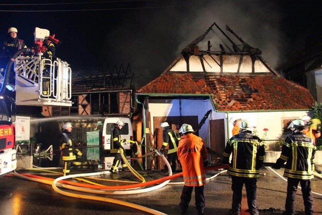 Die Feuerwehr bei den Lscharbeiten.  | Foto: Polizei