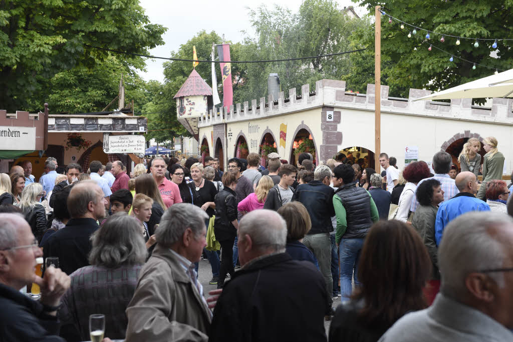 Die Neuenburger und viele Gste aus nah und fern genieen das Nepomukfest. <?ZP?>
