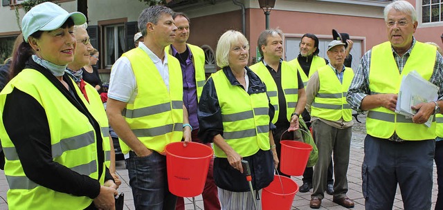 Henning Uhlich (links) von der Agenda-...grt die Teilnehmer der Stadtputzete.  | Foto: Anja Bertsch