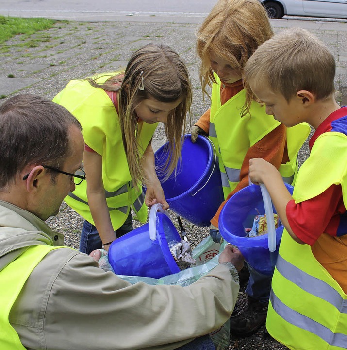 Wer will fleißige Müllwerker sehen? Auch die Jüngsten machten mit.  | Foto: Anja Bertsch