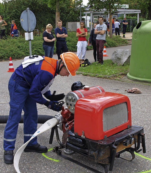 Mit Engagement bereitete der Feuerwehr...chs den Lschangriff mit Saugrohr vor   | Foto: Paul Schleer