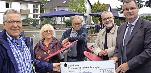 Topfit im Alter lautet der Slogan fr ...red Disch steuerte 1500 Euro dazu bei.  | Foto: Werner Schnabl