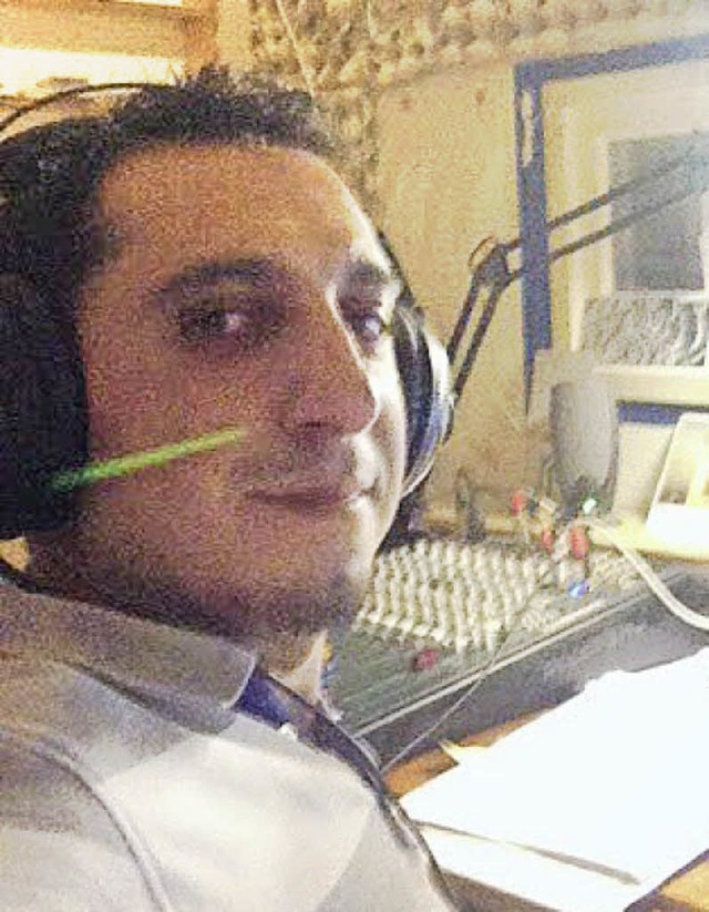 Ahmed Kemal im Studio von Radio Dreyeckland.   | Foto: privat