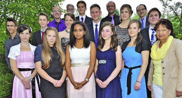 Die  Preistrgerinnen und Preistrger ...elischen Schulen mit den Lehrkrften.   | Foto: Axel Fleig