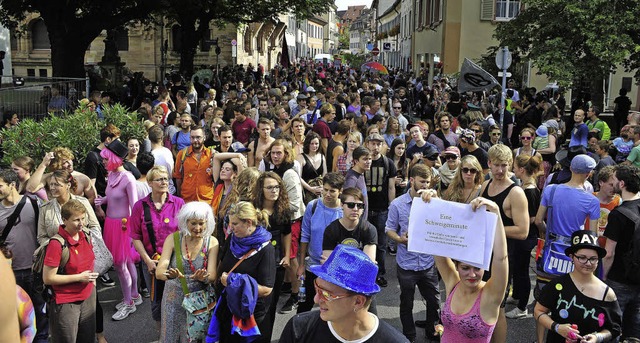 Erst kollektives Schweigen und Knutsch...et-Parade vor dem Sitz des Erzbischofs  | Foto: Thomas Kunz