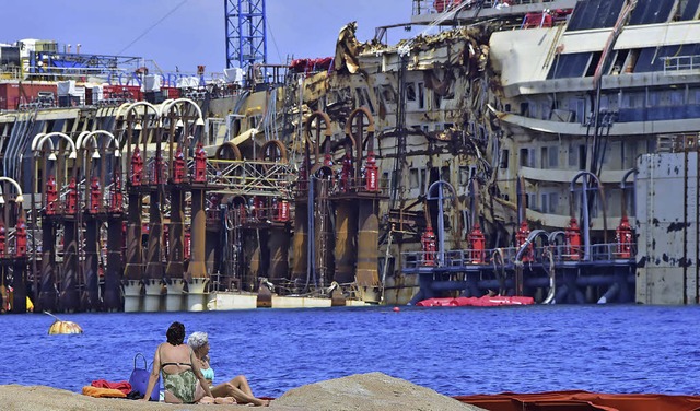 Baden im Angesicht des Wracks: Urlaubs...h am Wochenende auf der Insel Giglio.   | Foto: DPA