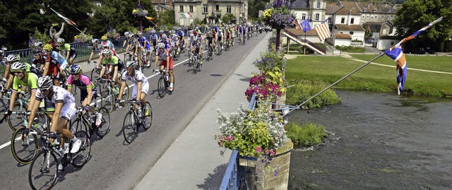 Pittoreske Bilder: Die bunte Tour-Karawane ist im Elsass angekommen  | Foto: afp