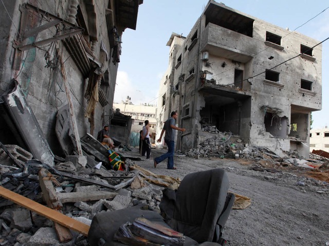Palstinenser begutachten die Schden ... das Haus eines Hamas-Fhrers in Gaza.  | Foto: AFP