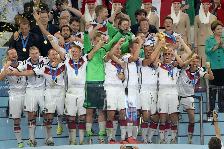 Deutsche Nationalmannschaft bejubelt den Titel (Foto: dpa) Deutsche Nationalmannschaft bejubelt den Titel (Foto: dpa)