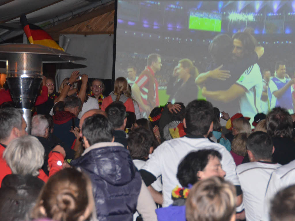 Schrecken und Jubel: Viele Gste haben das spannende WM-Endspiel im Zelt der Stadtmusik im Kurgarten von St. Blasien verfolgt.