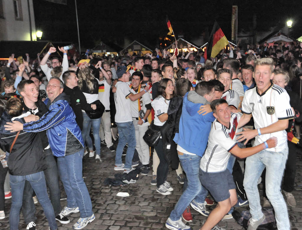 Gebangt und am Ende doch gejubelt - Hunderte fieberten auf dem Emmendinger Schlossplatz dem WM-Titel entgegen und feierten danach ausgelassen