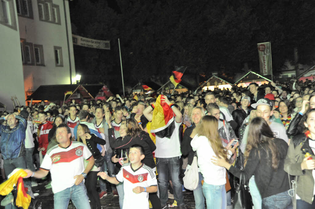 Gebangt und am Ende doch gejubelt - Hunderte fieberten auf dem Emmendinger Schlossplatz dem WM-Titel entgegen und feierten danach ausgelassen