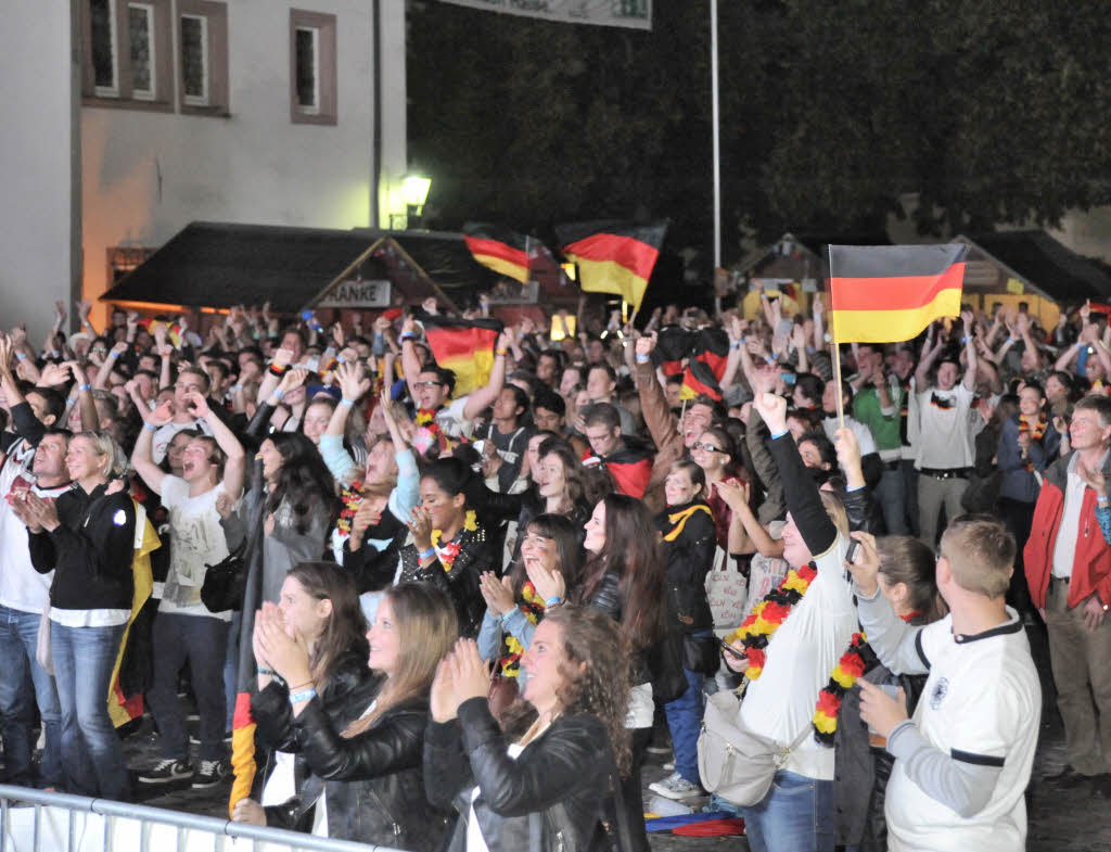 Gebangt und am Ende doch gejubelt - Hunderte fieberten auf dem Emmendinger Schlossplatz dem WM-Titel entgegen und feierten danach ausgelassen