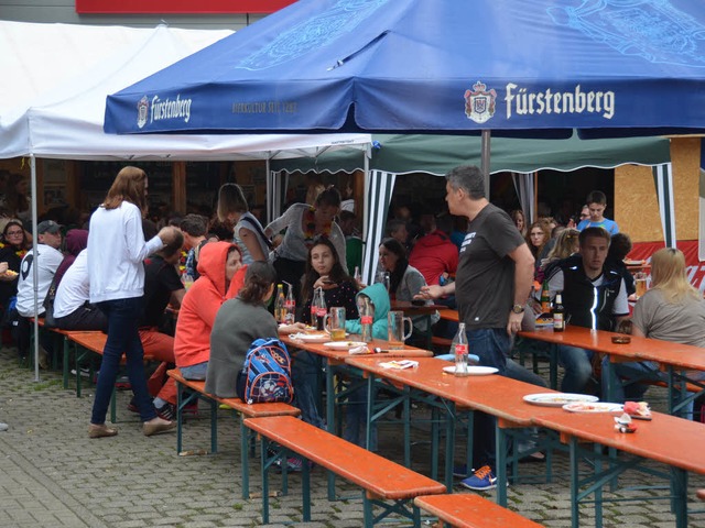 Pit Lw, der die Stadiongaststtte des...as Vereinsheim von innen fotografiert.  | Foto: Meike Nicole Vlz