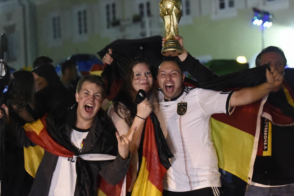 Auch mit einem nicht ganz echten WM-Pokal lässt sich’s bestens feiern. (Foto: Volker Münch) Auch mit einem nicht ganz echten WM-Pokal lässt sich’s bestens feiern. (Foto: Volker Münch)