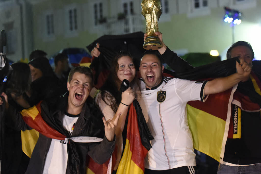 Auch mit einem nicht ganz echten WM-Pokal lsst sich’s bestens feiern.