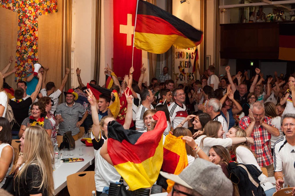 Jubel im Pfarrzentrum Waldkirch: Wir sind Weltmeister. (Foto: Photographer: Gabriele Zahn) Jubel im Pfarrzentrum Waldkirch: Wir sind Weltmeister. (Foto: Photographer: Gabriele Zahn)