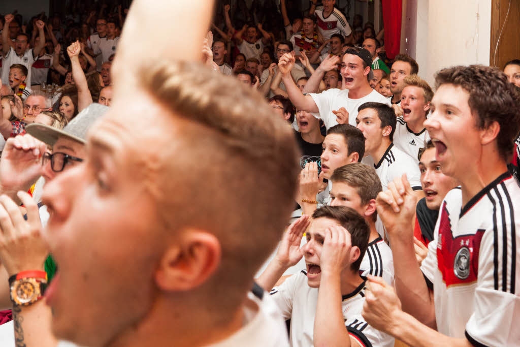 Public Viewing im Pfarrzentrum Waldkirch: Emotionen whrend des Spiels.