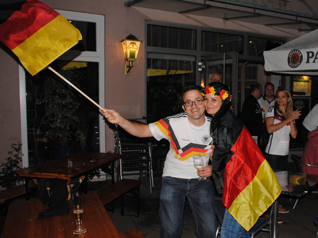 Mitternchtliche Feierlaune in Btzingen beim „Caf Mirage“.
