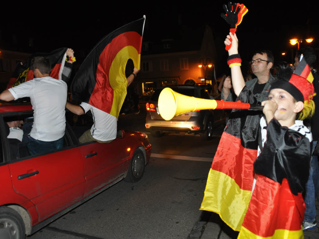 Wie gut, dass die Vuvuzela von 2010 noch da war: Junger Fan in Breisach