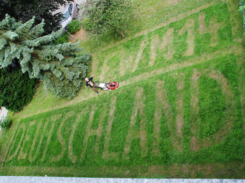 Er hat es gewusst! Thomas Gtze (!) trimmt seinen Rasen in Btzingen schon am Samstag ganz auf weltmeisterlich.