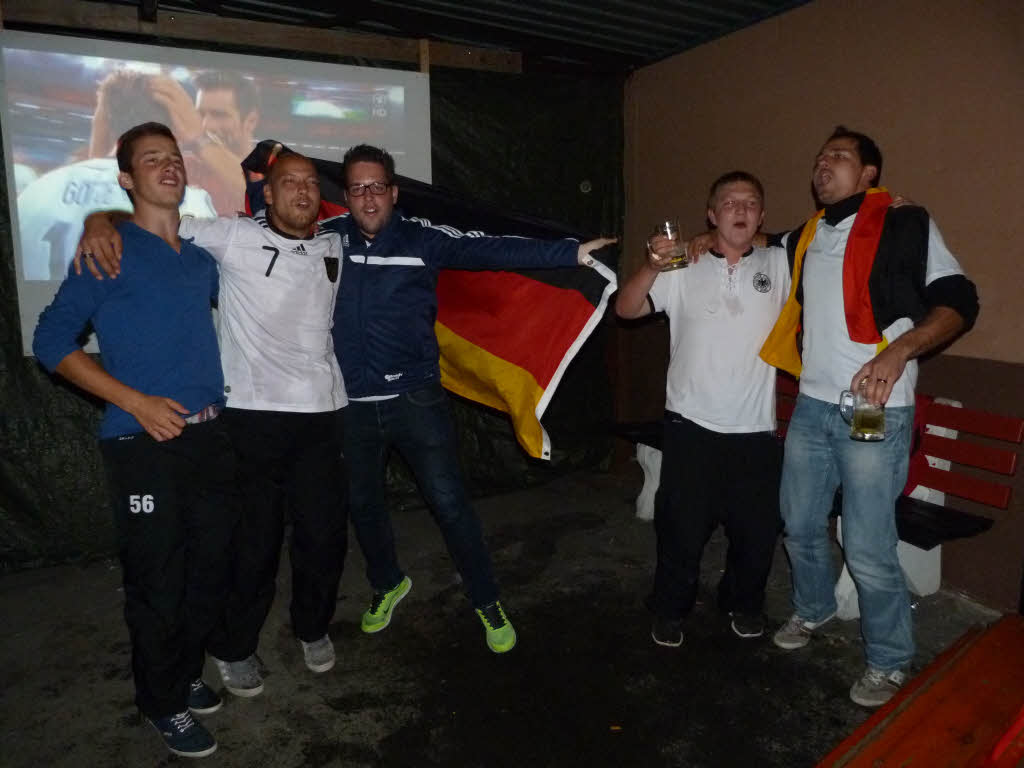 Auch in Gndlingen feierten die Fans ihren Weltmeister bis tief in die Nacht hinein als Gste von den Wirtsleuten Tatjana und Richi im Sandgrble des SV Gndlingen.