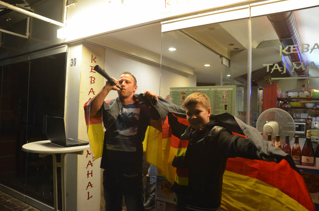 Jubelnde Fans in der Bad Krozinger Fugngerzone am Lammplatz. 1:0 fr Deutschland. Deutschland ist Weltmeister