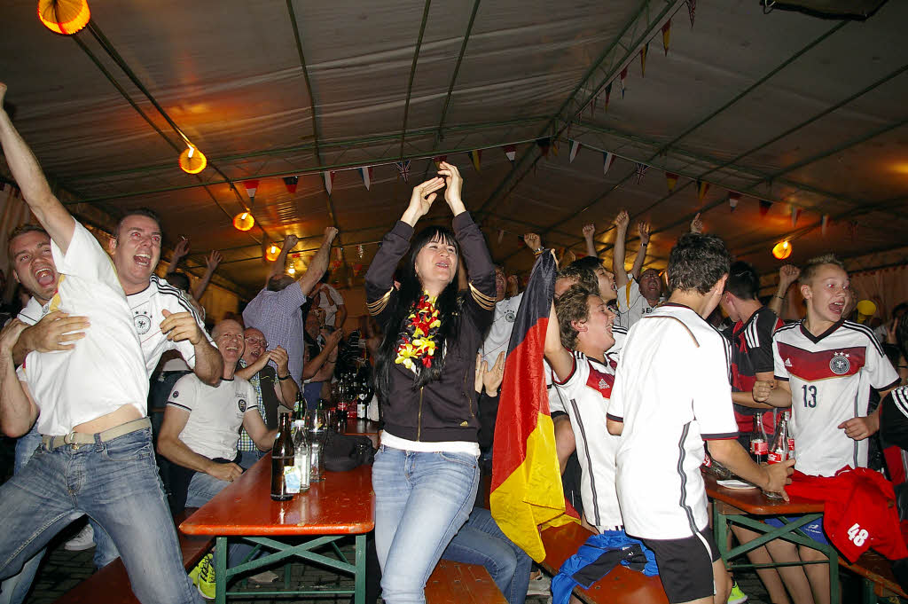Im Zelt der Werkkapelle Gtermann in Gutach: Die Zuschauer im Zelt freuen sich ber die Entscheidung: Tor fr Deutschland !