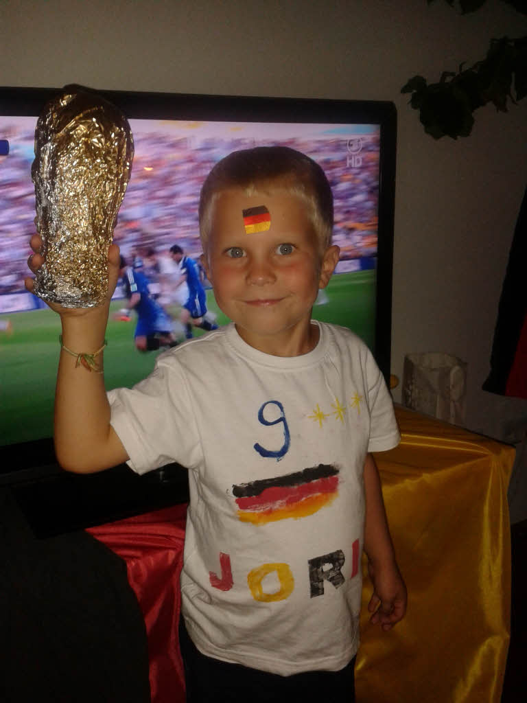 Joris (4) hat mit Familie und Freunden und Nachbarn zu Hause in Wildtal das WM-Finale geschaut