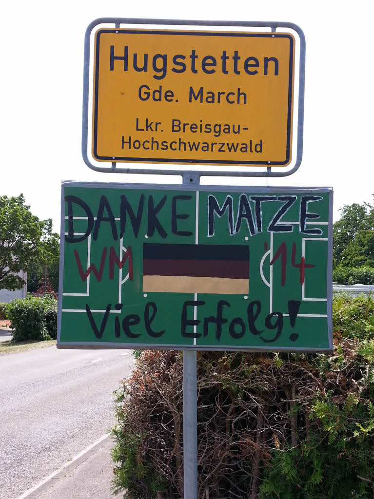 Es hat geholfen! Gute-Wnsche-Plakat am Ortsschild von Hugstetten in March, dem Heimatdorf von Nationalspieler Matthias „Matze“ Ginter.