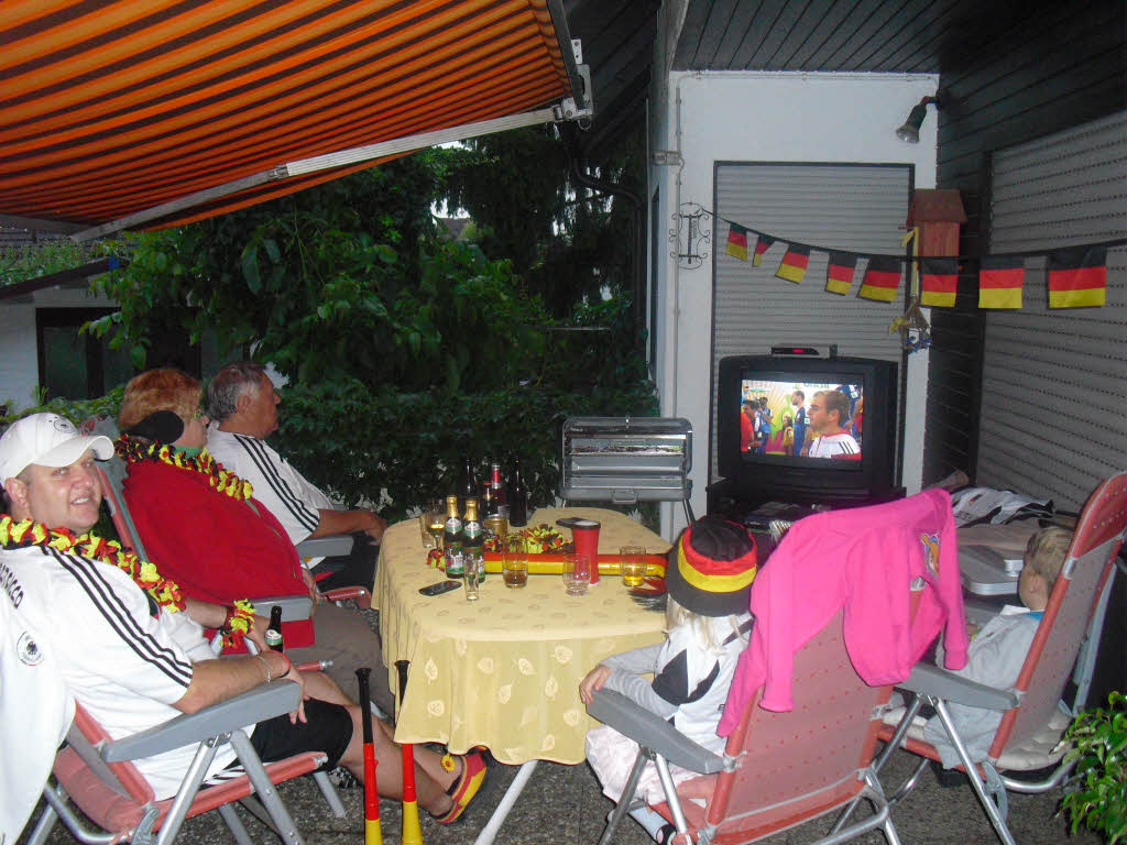 Familie Liebenau aus Buggingen beim Schauen des WM-Finales