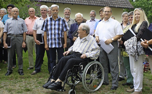 Ehrung: Karl Krocker (Mitte) wurde fr...Waldemar Schlichting (rechts daneben).  | Foto: Werner Schnabl