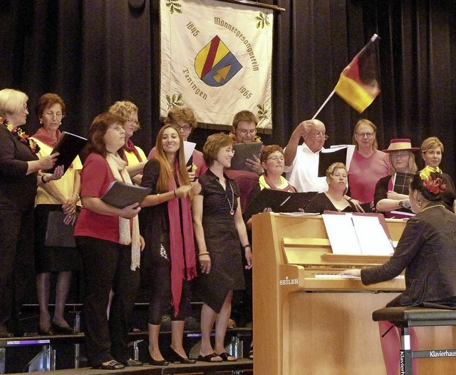 Der Popchor Sing4Fun trgt Schwarz-Rot-Gold.  | Foto: Karlernst Lauffer