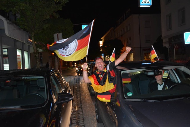 Fans beim Autokorso  | Foto: Heinz Vollmar