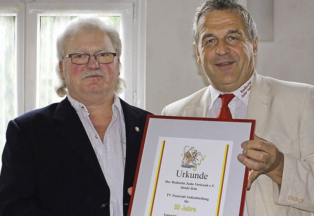 Dietmar Mller (links) nimmt mit Wolfg...gelhalder (rechts) und Klaus Dederke.   | Foto: Sarah Beha