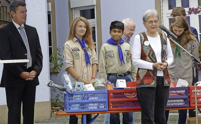 Brgermeister Volker Kieber (links) un...dfindern bei der Auslosung der Preise.  | Foto: Privat