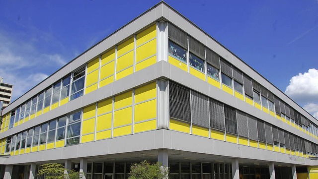 Im Foyer der Realschule gibt es am Fre...e Zehntklässler verlassen die Schule. | Foto: Lauber Im Foyer der Realschule gibt es am Fre...e Zehntklässler verlassen die Schule. | Foto: Lauber