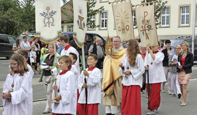 Die feierliche Prozession zum Margaretenfest in Birkendorf.  | Foto: Dorothee Kuhlmann