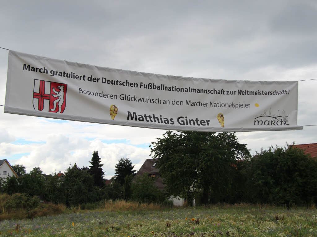 Die March zeigt Flagge: Am Tag nach dem WM-Sieg gratuliert die Gemeinde ihrem jezt wohl berhmtesten Sohn, Jung-Nationalspieler Matthias Ginter.