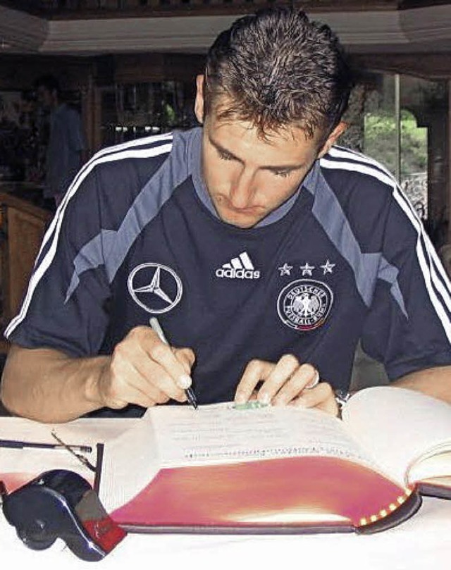 Vor zehn Jahren: Miroslav Klose und di... ins Goldene Gstebuch von Winden ein.  | Foto: Klaus Hmmerle