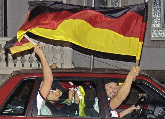 Deutschland ist Fuballweltmeister: Mi...beim Autokorso in Bonndorf unterwegs.   | Foto: Claudia Renk